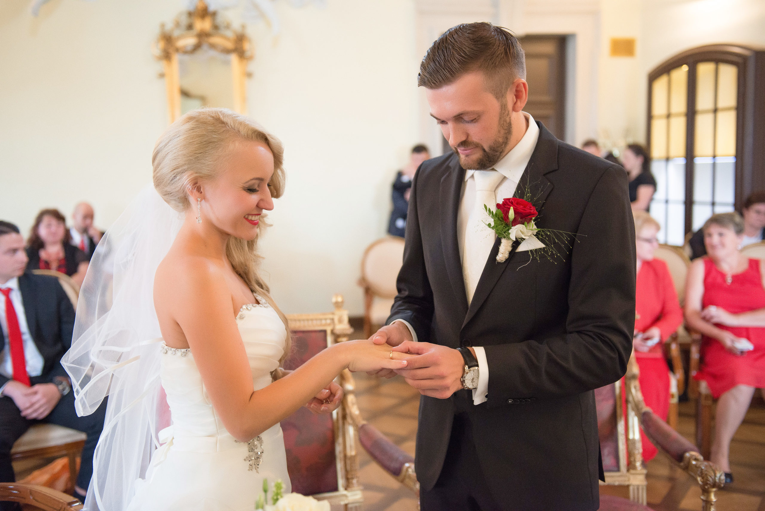 Bräutigam steck seiner Braut den Ring an den Finger Hochzeitsvideograf hochzeitsfilm